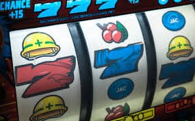 jl55 App running on a smartphone showing sports betting and casino games for Filipino players